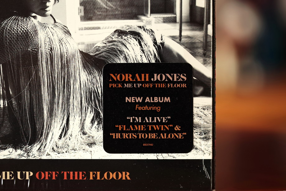 SŁUCHAMY: NORAH JONES „Pick Me Up Off The Floor”