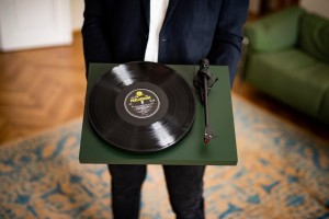Pro-Ject Debut Carbon EVO w High Fidelity NEWS